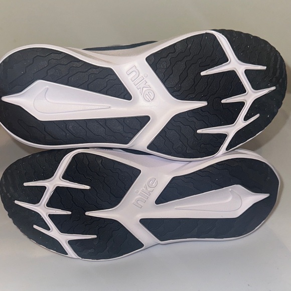 Kids Nike Dual-Tone Black and White Running Shoes - Picture 6 of 6